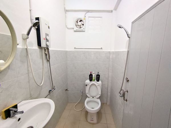 ขายถูก อาคารพาณิชย์ ถนนประชาอุทิศ ซอยสุขเสมอ กลางเมืองชุมพร ติดถนนหลักย่านการค้า